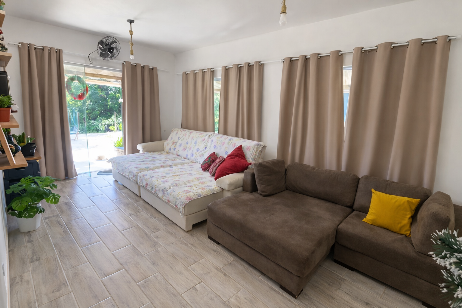 Sala de estar acolhedora do casarão no sítio para alugar em Itaboraí
